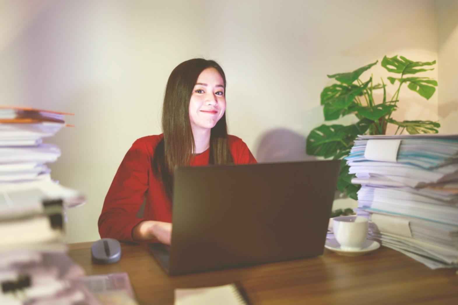 Espacio de trabajo con herramientas financieras digitales