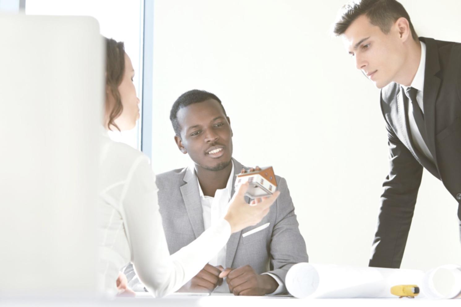 Equipo trabajando en desarrollo de herramientas financieras