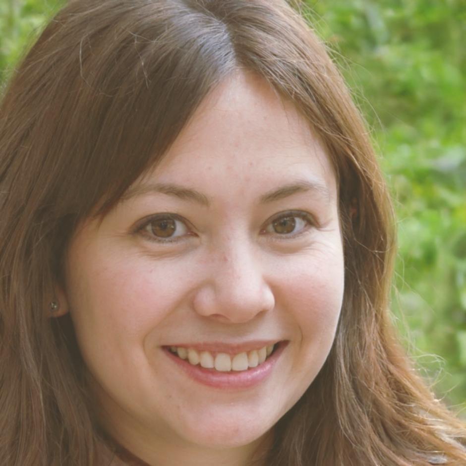 Retrato de Neus, responsable de educación financiera